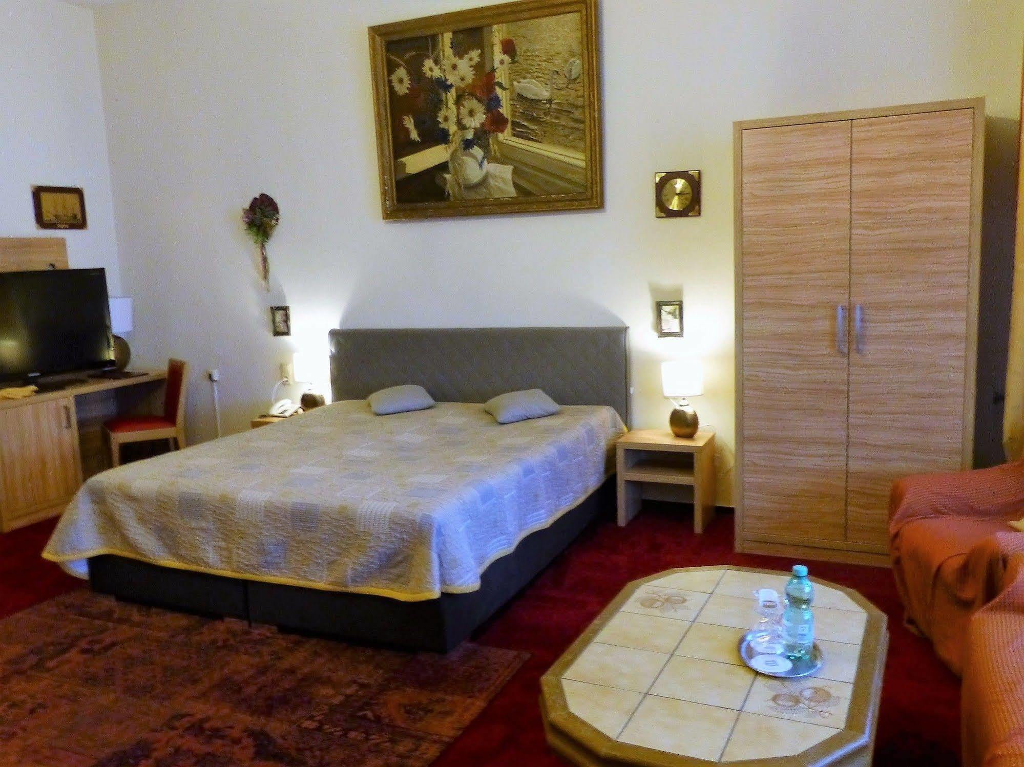 Hotel Pension Savoy Near Kurfuerstendamm Berlin Extérieur photo
